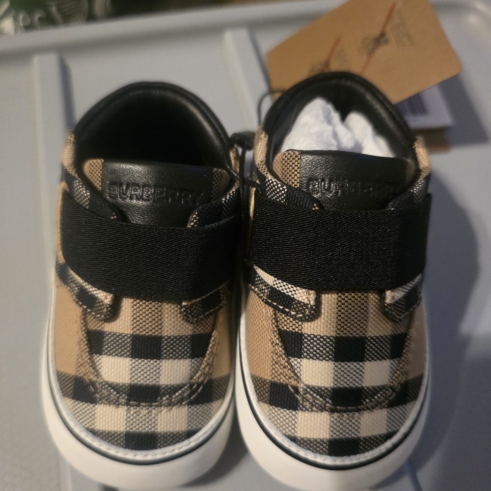 Burberry baby shoes